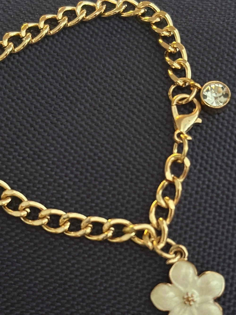 NWOT preteen/teen gold tone bracelet white flower - READ DESCRIP